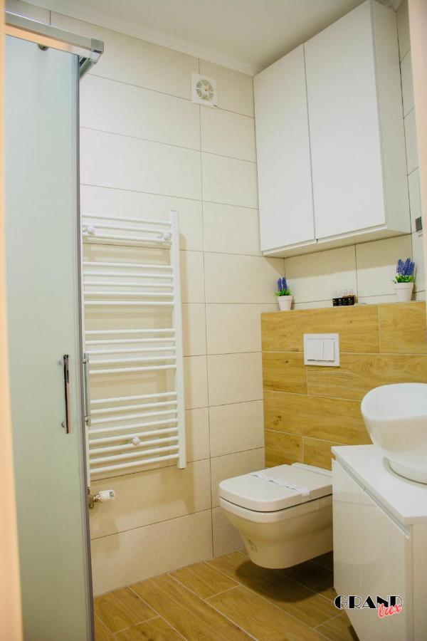 דובוי Grand Lux Apartment מראה חיצוני תמונה