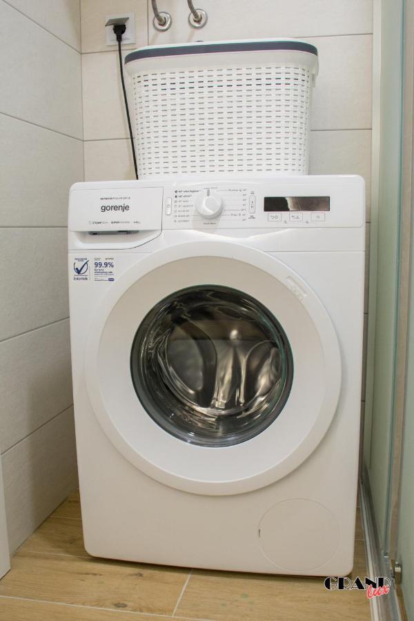 דובוי Grand Lux Apartment מראה חיצוני תמונה